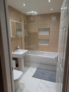 Private Room, Own Bathroom, Bus Stop and Shops Nearby - Nottingham - 8
