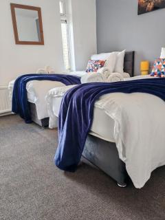 The Randolph Cosy 3BR Apartment close to shops - Milton Keynes - 0