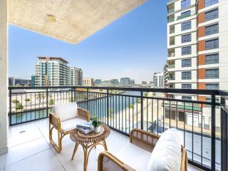 Designer's Finishing - Rooftop Pools - Modern Oasis - Family Heaven - Full Canal Views - Sunset Raha Views - 2 min walk from Space42 Arena - Abu Dhabi - 9