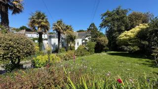 Holidays by the beach are good for your soul and Seaview Palms is a lovely Devon seaside home make it yours for a romantic break or family adventure with private parking outdoor terrace village centre with a fab gastro pub shops and restaurant 120 reviews - Stoke Fleming - 7