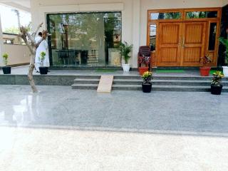 Hotel Dev Shri Residency ! near Prem mandir & ISCKON ! Fully AC rooms ! Café & Banquet, Free parking & Lift availability - 4