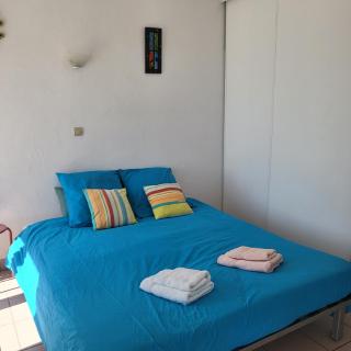 "Les pieds dans l'eau" Studio face à la plage! Vue magnifique sur la belle plage de Cap-Coz! - 3