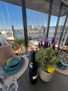 Hausboot mit Motorboot - 9