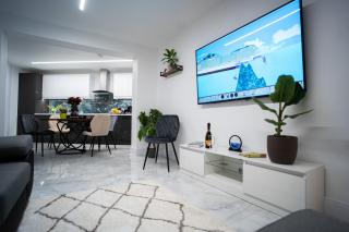 Modern Family 3 bedroom house,Free Parking,Garden - Dagenham - 0