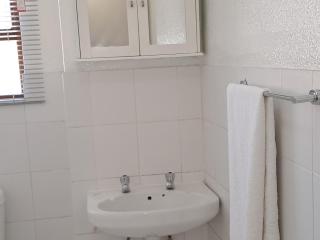 Bandile's cosy home - Honeydew - 4