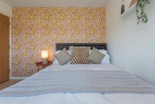 #30 Cozy & Stylish Studio Retreat - Near Odds Farm Park - Sleeps 2 - Perfect for business travelers and Couples - Free parking - 0