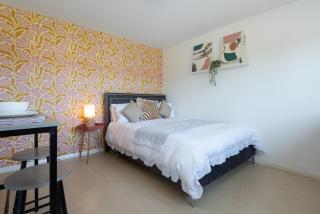 #30 Cozy & Stylish Studio Retreat - Near Odds Farm Park - Sleeps 2 - Perfect for business travelers and Couples - Free parking - 9
