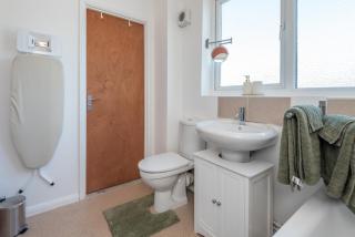 #30 Cozy & Stylish Studio Retreat - Near Odds Farm Park - Sleeps 2 - Perfect for business travelers and Couples - Free parking - 3