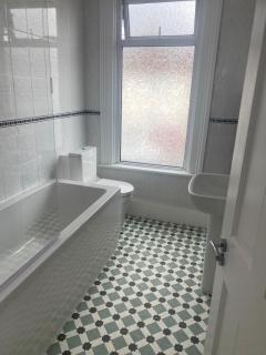 Stylish 4BR Home, 2 Bathrooms - Seven Kings - 7