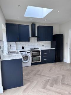 Stylish 4BR Home, 2 Bathrooms - Seven Kings - 4