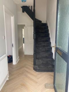 Stylish 4BR Home, 2 Bathrooms - Seven Kings - 0