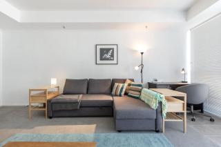 Tranquil 2-Bed Apartment with Pool and Gym Access - Melbourne - 2