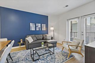 Modern 2BD - 5 Min DT, Gym, Parking, W-D - Sleeps 12 - Charlotte - 0
