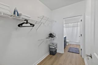 Modern 2BD - 5 Min DT, Gym, Parking, W-D - Sleeps 12 - Charlotte - 5