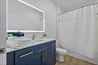 Modern 2BD - 5 Min DT, Gym, Parking, W-D - Sleeps 12 - Charlotte - 4