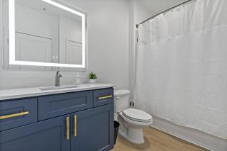 Modern 2BD - 5 Min DT, Gym, Parking, W-D - Sleeps 12 - Charlotte - 2