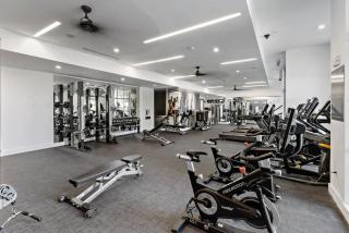Modern 2BD - 5 Min DT, Gym, Parking, W-D - Sleeps 12 - 8