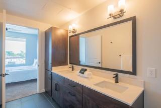 Alluring 1BD - Pool, Gym, Parking, W-D - Sleeps 4 - Tempe - 1