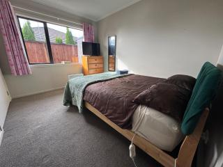 Home Stay Queen Bed Room 1 - Hamilton - 1