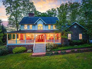 Hot Tub and Mountain Views just 15 min to Downtown Asheville! - 1
