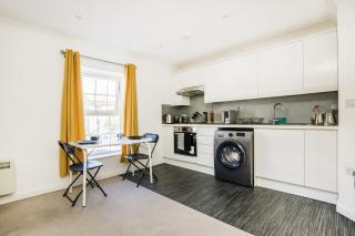 Stunning 2-BR Home Gravesend Town Centre, Kent - 4