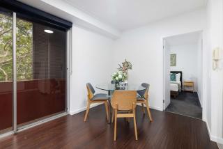 Modern Comfort 2BR Pool Gym & Prime Valley Location - 8