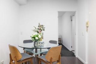 Modern Comfort 2BR Pool Gym & Prime Valley Location - 4