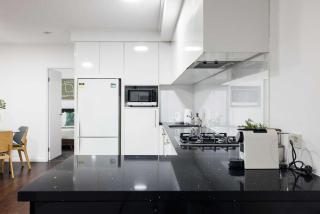 Modern Comfort 2BR Pool Gym & Prime Valley Location - Brisbane - 1