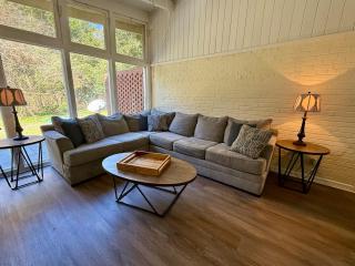 New Family Friendly Sunny home - 9