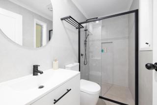 Modern 2BR Home Spacious Yard & Ample Parking - Gold Coast - 2