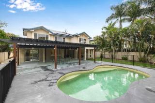 Luxurious 3BR Retreat with Private Pool & Jetty - Gold Coast - 5
