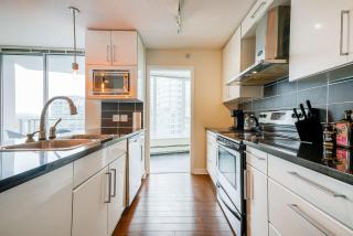 Gorgeous Unit with Beautiful City Views - Vancouver - 4