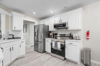 Modern Retreat w Hot Tub - Game Room & King Suite - Springfield - 9
