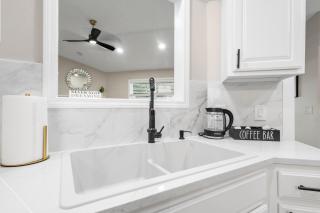 Modern Retreat w Hot Tub - Game Room & King Suite - Springfield - 5