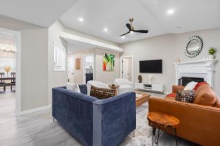 Modern Retreat w Hot Tub - Game Room & King Suite - Springfield - 3