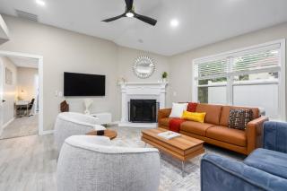 Modern Retreat w Hot Tub - Game Room & King Suite - Springfield - 2