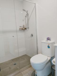 A room in a brand new modern home near shops - Cranbourne West - 9