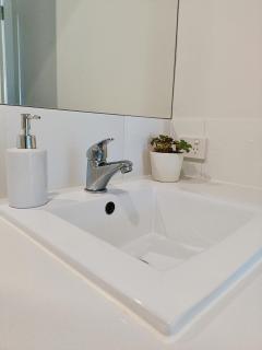 A room in a brand new modern home near shops - Cranbourne West - 8