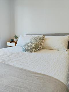 A room in a brand new modern home near shops - Cranbourne West - 7