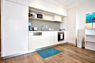 2BR Apartment with Ocean Views Parking - 2