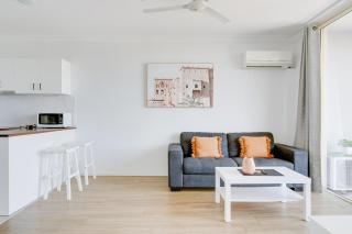 Modern 1BR in Prime GC Location Walk to Beach - Gold Coast - 0