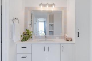 Modern 1BR in Prime GC Location Walk to Beach - Gold Coast - 6