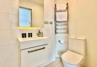 Spacious CBD Studio with AC and Skyline Window Views P141 - 3