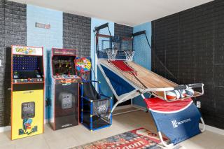 Newark Gem 6BR, 5BA - Sleeps 20 - Walk to Prudential Center and Newark Penn Station, Near EWR and American Dream Mall, includes Parking - WiFi - Laundry - Backyard - Gym - Newark - 9