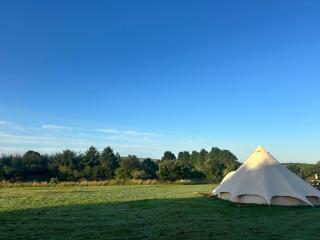 Greenfinch Lakeside Bell Tent Basic with Airbeds Only - Saint Columb Major - 8