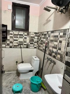 Private 3BHK Flat Near Delhi Airport WiFi with Free Parking - Nuova Delhi - 8