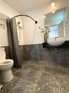 Private Home Near Airport Only 20 Minutes to Downtown - 6