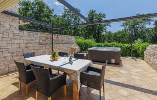 3 Bedroom Awesome Home In Umag - 1