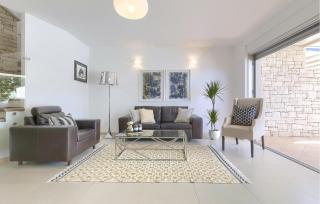 3 Bedroom Awesome Home In Umag - 7