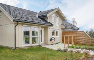 4 Bedroom Cozy Home In Færvik - Færvik - 1